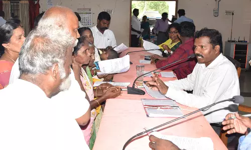 குறைக்கேட்பு கூட்டத்தில் மக்கள் அளித்த மனுக்கள் மீது துரித நடவடிக்கை: கலெக்டர் உத்தரவு