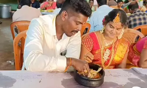 தக்கலை அருகே புதுமண தம்பதிகளுக்கு மண் சட்டியில் விருந்து- சமூக வலைத்தளங்களில் வைரல்