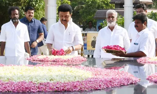 சிங்கப்பூர் புறப்பட்டார் முதலமைச்சர் மு.க.ஸ்டாலின்- அமைச்சர்கள், அதிகாரிகள் வழியனுப்பினர்