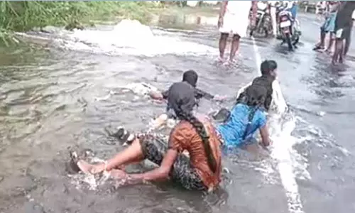 காவிரி குடிநீர் குழாய் உடைப்பு: சாலையில் பெருக்கெடுத்து ஓடிய தண்ணீரில் குளித்து மகிழ்ந்த சிறுவர்கள்