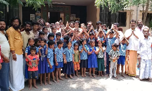 அரியலூர் மாவட்ட கலெக்டரிடம் சாதி சான்றிதழ் வழங்க கோரி கிராம மக்கள் பள்ளி குழந்தைகளுடன் மனு