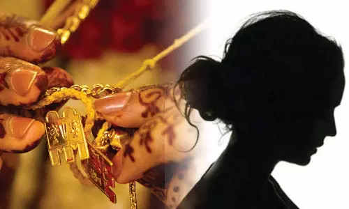 காதலன் கட்டிய தாலியை கழற்றி வீசி விட்டு பெற்றோருடன் சென்ற இளம்பெண்