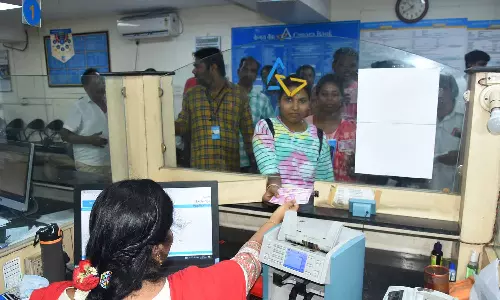 2 ஆயிரம் ரூபாய் நோட்டுகளை வங்கிகளில் மாற்றுவது தொடங்கியது- பெரும்பாலான இடங்களில் கூட்டம் இல்லை