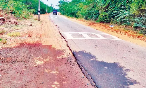 வேதாரண்யம்- கோடியக்கரை சாலை சீரமைக்கப்படுமா?