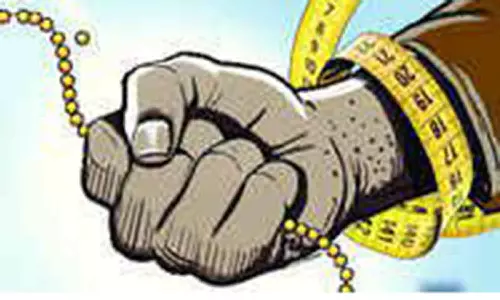 மூதாட்டியிடம் செயின் பறிப்பு