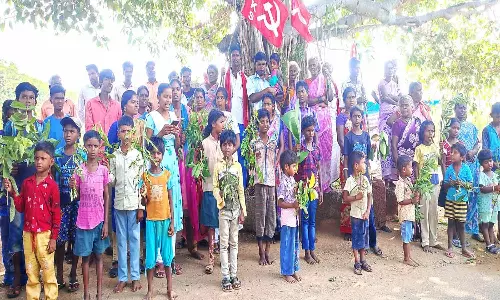 குப்பை கொட்டுவதற்கு எதிர்ப்பு தெரிவித்து சிறுவர்கள் நூதன போராட்டம்