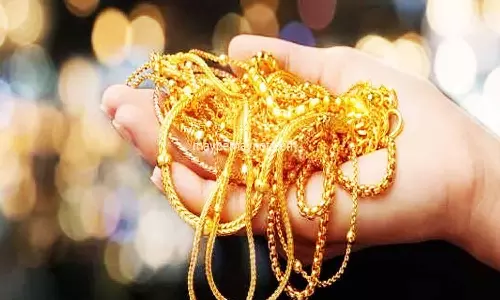 மூதாட்டியிடம் 4 பவுன் நகை பறிப்பு