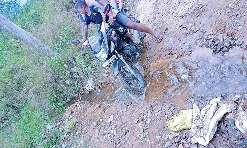 போக்குவரத்தை தடை செய்ய சிவபுரம் சாலை துண்டிப்பு - வனத்துறையினர் மீது புகார்