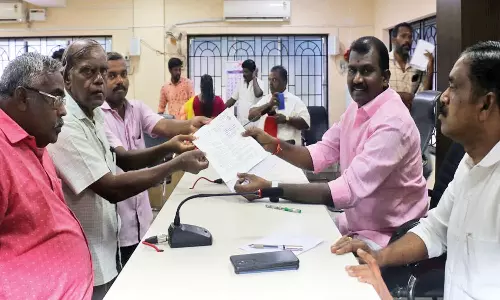 வ.உ.சி. மைதான கேலரி இடிந்து விழுந்த விவகாரம்:அதிகாரிகள்-ஒப்பந்ததாரர் மீது நடவடிக்கை எடுக்க வேண்டும்- துணை மேயரிடம், இந்து முன்னணி மனு