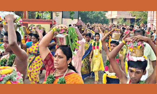 பால்குடம் எடுத்து பக்தர்கள் வழிபாடு