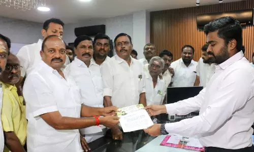 பாளை வ.உ. சி. மைதானத்தில் தரமற்ற முறையில் கேலரி அமைத்த ஒப்பந்ததாரர்-அதிகாரிகளை கைது செய்ய வேண்டும்- மாநகராட்சி கமிஷனரிடம், அ.தி.மு.க.வினர் மனு