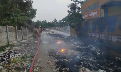 குப்பையை தீ வைத்து எரித்த மர்ம நபர்கள்