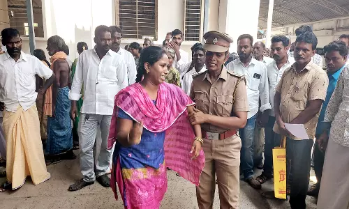கலெக்டர் அலுவலகத்திற்கு மண்ணெண்ணை கேனுடன் வந்து கதறி அழுத இளம்பெண்: கணவனிடம் இருந்து மகனை மீட்டுத் தர கோரிக்கை