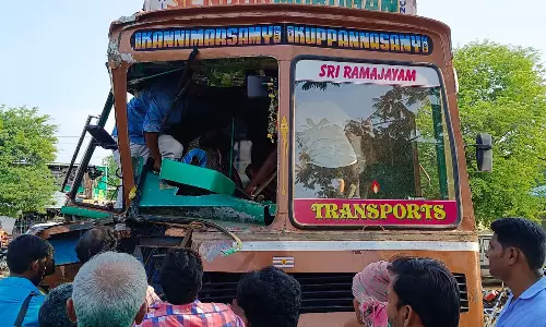 லாரிகள் மோதி டிரைவர் படுகாயம்