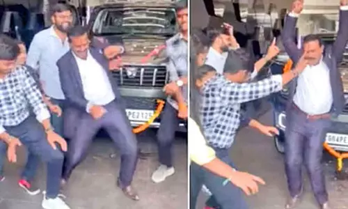 புதிய கார் வாங்கிய சந்தோஷத்தை ஷோரூமில் நடனமாடி கொண்டாடிய குடும்பத்தினர்