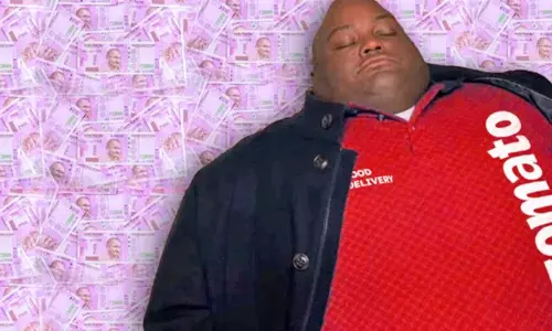 ரூ.2 ஆயிரம் நோட்டுகளின் மீது படுத்து கிடக்கிறார்: ஜொமாட்டோ ஊழியரின் புகைப்படம் வைரல்