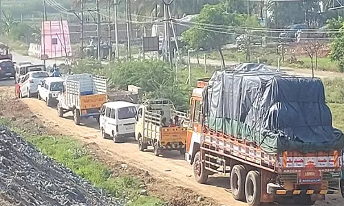 ஆத்தூர் பைபாஸ் சாலையில் கவிழ்ந்த சிமெண்ட் கண்டெய்னர் லாரியை அகற்ற முடியாமல் தவிப்பு