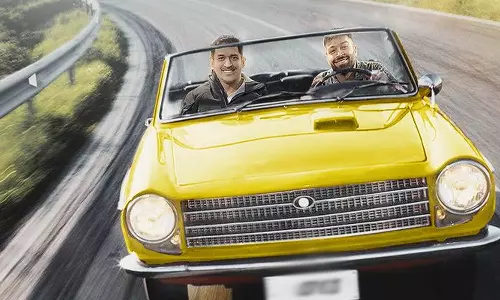 குரு சிஷ்யன்.. நம்பர் பிளேட் வேற லெவல்.. வைரலாகும் டோனி- பாண்ட்யா புகைப்படம்