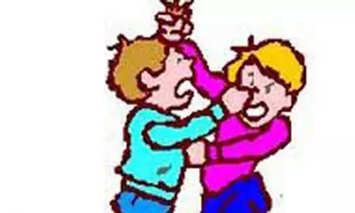 மாதவரத்தில் 2 அண்ணன்களை கத்தியால் குத்திய தம்பி