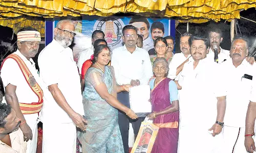 முகுந்தநல்லூரில், விளிம்புநிலை மக்களுக்கு விலையில்லா வீட்டு மனை பட்டா- கலெக்டர் வழங்கினார்