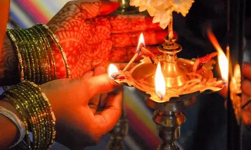 தீபலட்சுமியை வரவழைக்கும் திருவிளக்கு வழிபாடு