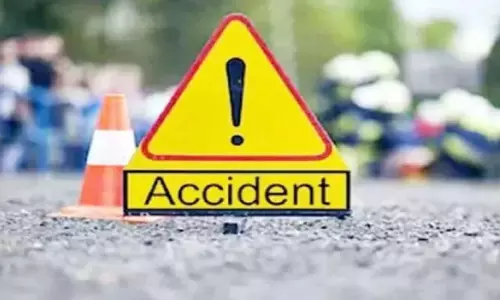 டயர் வெடித்து மேம்பாலத்தில் இருந்து லாரி கவிழ்ந்து விபத்து: இருவர் பலி- 3 பேர் படுகாயம்