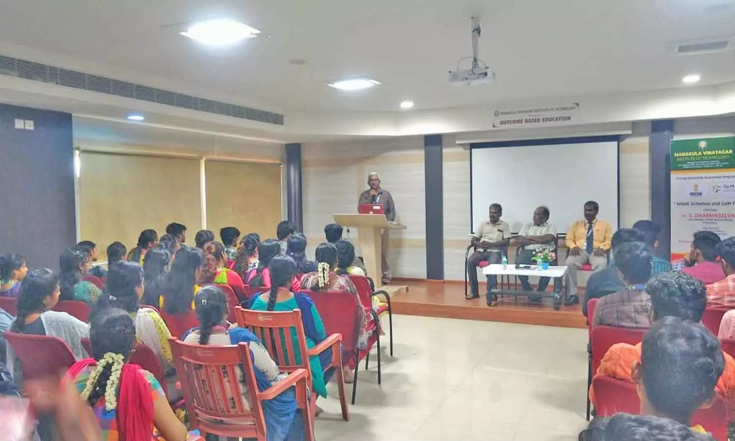 எம்.ஐ.டி.கல்லூரியில் தொழில் முனைவோருக்கான விழிப்புணர்வு நிகழ்ச்சி எம்.ஐ.டி.கல்லூரியில் தொழில் முனைவோருக்கான விழிப்புணர்வு நிகழ்ச்சி