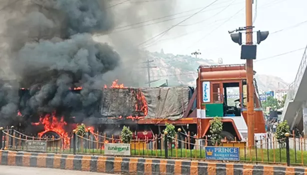 திருச்செங்கோடு அருகே பரபரப்பு நடுரோட்டில் தீப்பிடித்து எரிந்த லாரி