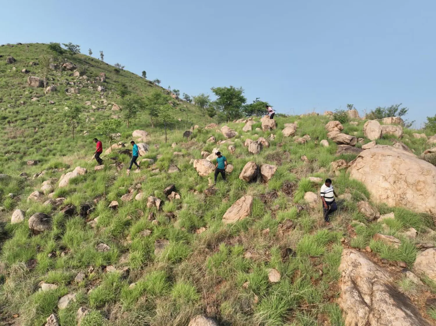 டிரோன் கேமரா மூலம் சாராயம் குறித்து போலீசார் ஆய்வு டிரோன் கேமரா மூலம் சாராயம் குறித்து போலீசார் ஆய்வு