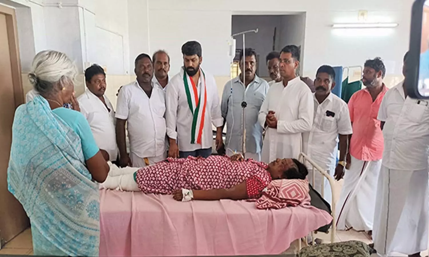 பெரியதாழை அருகே விபத்தில் காயம் அடைந்த பெண்ணுக்கு ஊர்வசி அமிர்தராஜ் எம்.எல்.ஏ நேரில் ஆறுதல்