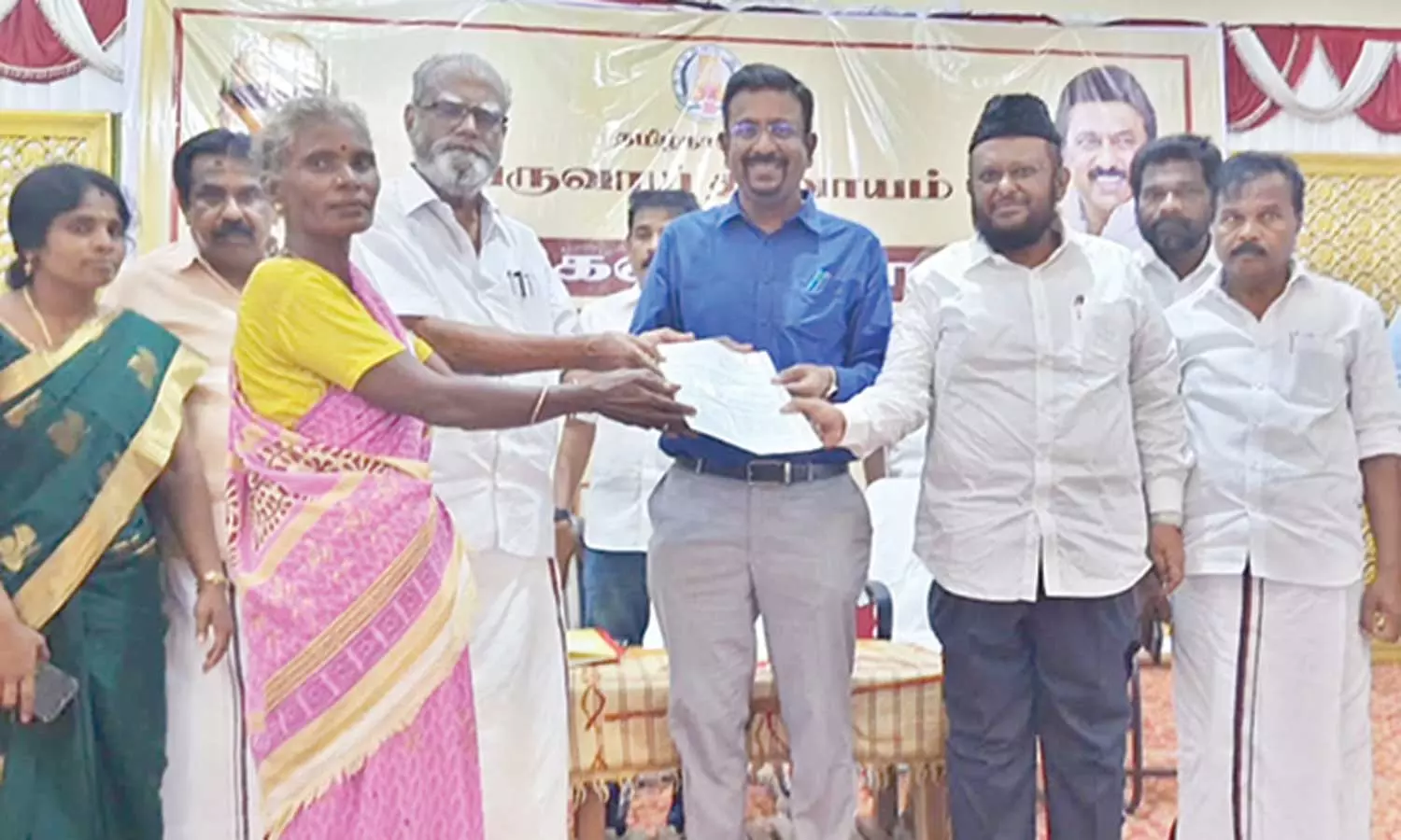 பொதுமக்களிடம் பெறப்பட்ட 967 மனுக்கள் மீது நடவடிக்கை- கலெக்டர் தகவல்