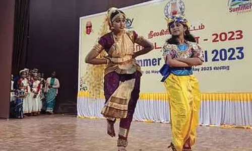 கோடை விழாவில் மகளுடன் பரதநாட்டியம் ஆடிய நீலகிரி மாவட்ட வருவாய் அலுவலர்