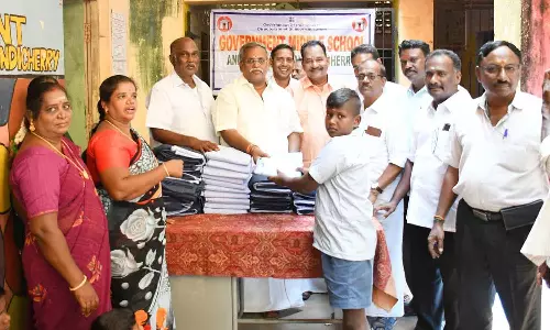 அரசு பள்ளி மாணவர்களுக்கு இலவச சீருடை