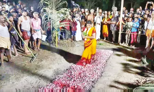 திரவுபதி அம்மன் கோவில்களில் தீமிதி திருவிழா: தீக்குண்டத்தில் இறங்கி பக்தர்கள் நேர்த்திக்கடன்