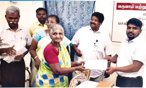 கண்மாய் மடை நீர் செல்ல சாலையில் பாலம் அமைக்க வேண்டும்