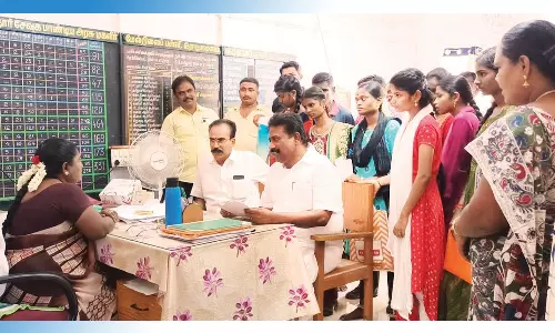 அரசு மேல்நிலைப்பள்ளியில் 13 மாணவிகளை சேர்த்த தங்கபாண்டியன் எம்.எல்.ஏ.