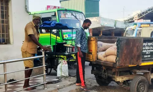 அம்மா உணவத்திற்கு குப்பை வண்டியில் வந்திறங்கிய அரிசி, மளிகை பொருட்கள்