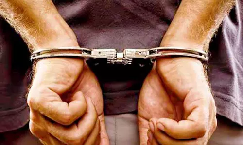 மதுபாட்டில்களை கடத்த முயன்ற வாலிபர் கைது