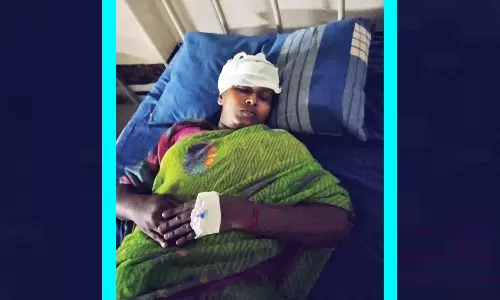 கடையம் அருகே வீடு புகுந்து பெண் மீது  தாக்குதல்-புதுமாப்பிள்ளை- பெற்றோருக்கு வலைவீச்சு