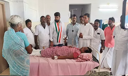 பெரியதாழை அருகே விபத்தில் காயம் அடைந்த பெண்ணுக்கு ஊர்வசி அமிர்தராஜ் எம்.எல்.ஏ நேரில் ஆறுதல்