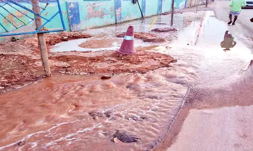 உடன்குடி பஜாரில் குழாய் உடைந்து குடிநீர் வினியோகம் பாதிப்பு