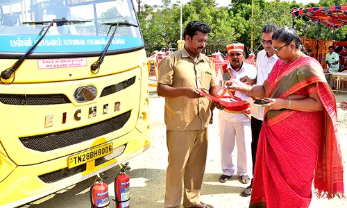 நாமக்கல்லில் தனியார் பள்ளி வாகனங்கள் ஆய்வு 28 வாகனங்களை திருப்பி அனுப்பிய கலெக்டர்