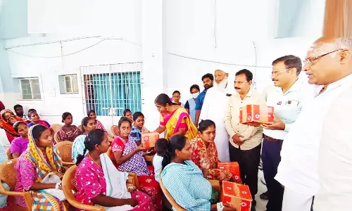 மருத்துவமனை பணியாளர்கள், கர்ப்பிணிகளுக்கு சுகாதார பெட்டகம்