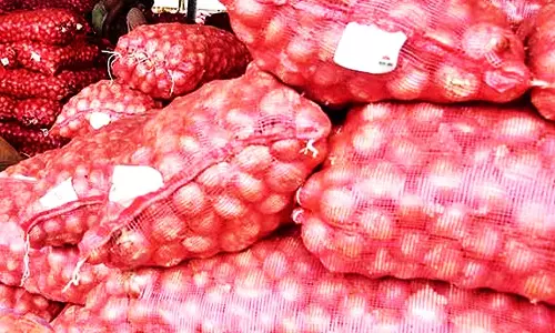 நெல்லை மார்க்கெட்டுகளில் ஒரு கிலோ வெங்காயம் ரூ. 12-க்கு விற்பனை