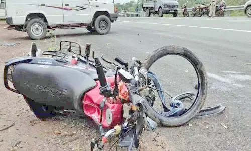 மோட்டார் சைக்கிளில் இருந்து தவறி விழுந்த வாலிபர் சாவு