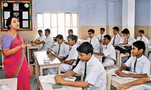 1 கி.மீ.க்குள் குடியிருப்பு இல்லாததால் இலவச திட்டத்தில் குழந்தைகளை சோ்க்க முடியாமல் பெற்றோா்கள் ஏமாற்றம்