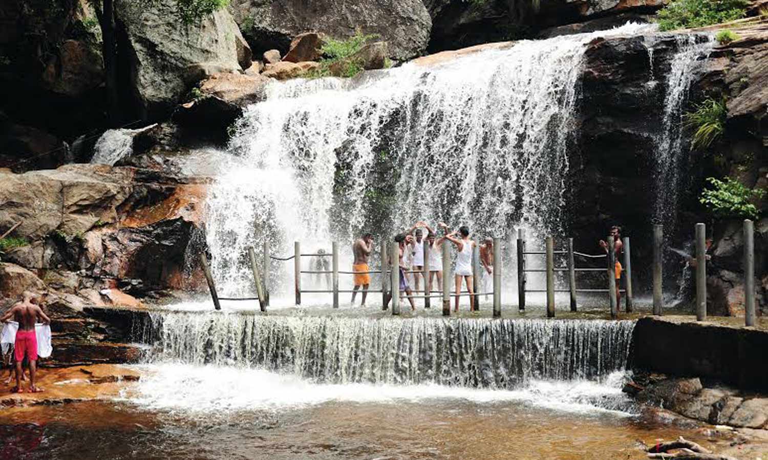 உடுமலை பஞ்சலிங்க அருவிக்கு படையெடுக்கும் சுற்றுலா பயணிகள்