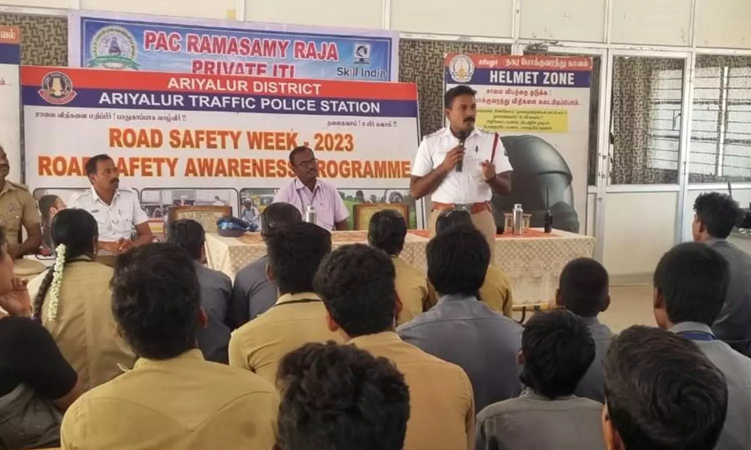 அரியலூரில் சாலை பாதுகாப்பு விழிப்புணர்வு நிகழ்ச்சி அரியலூரில் சாலை பாதுகாப்பு விழிப்புணர்வு நிகழ்ச்சி