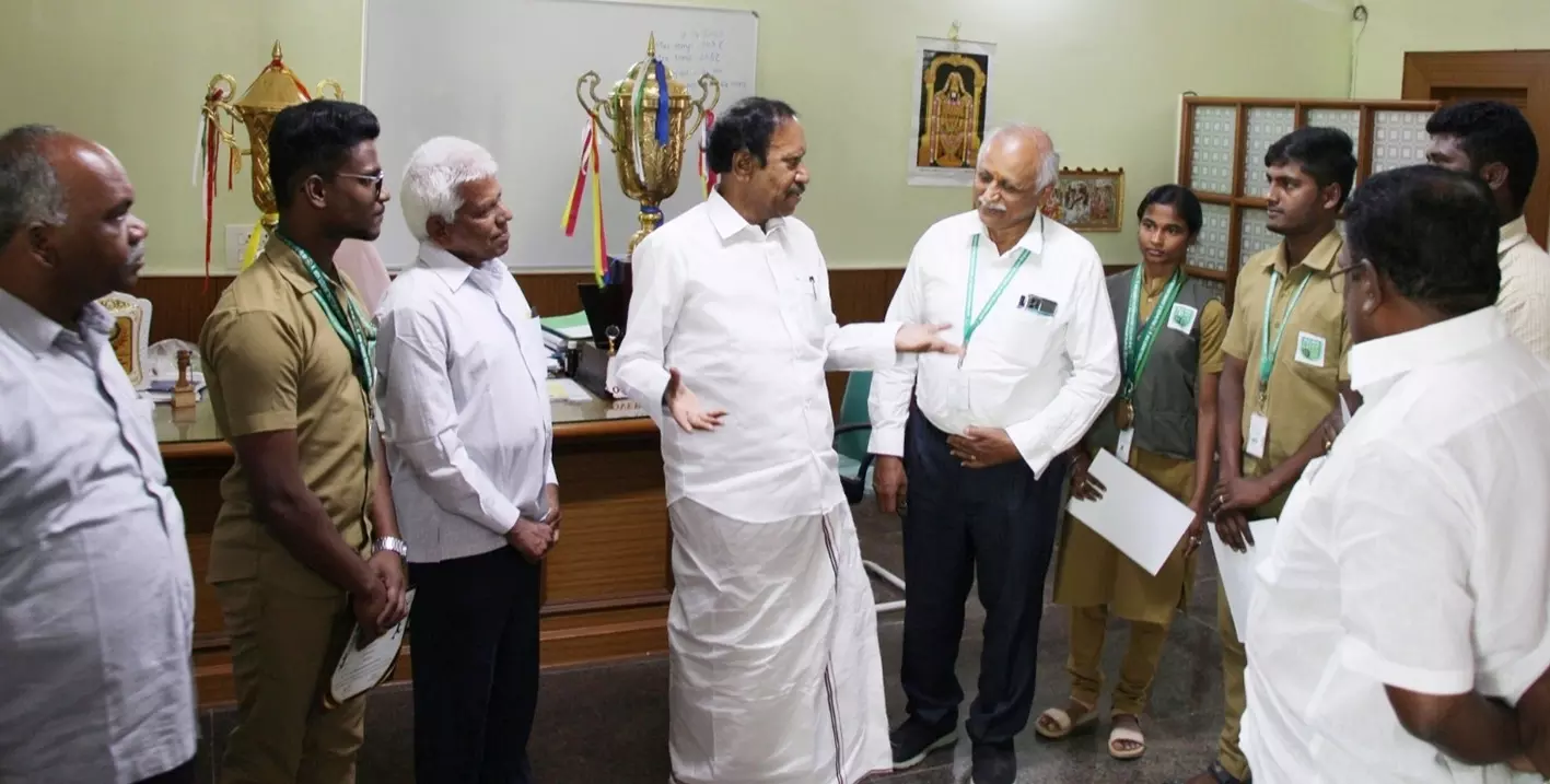 பதக்கம் வென்ற அதியமான் வேளாண்மைக்கல்லூரி மாணவர்களுக்கு தம்பிதுரை எம்.பி.பாராட்டு