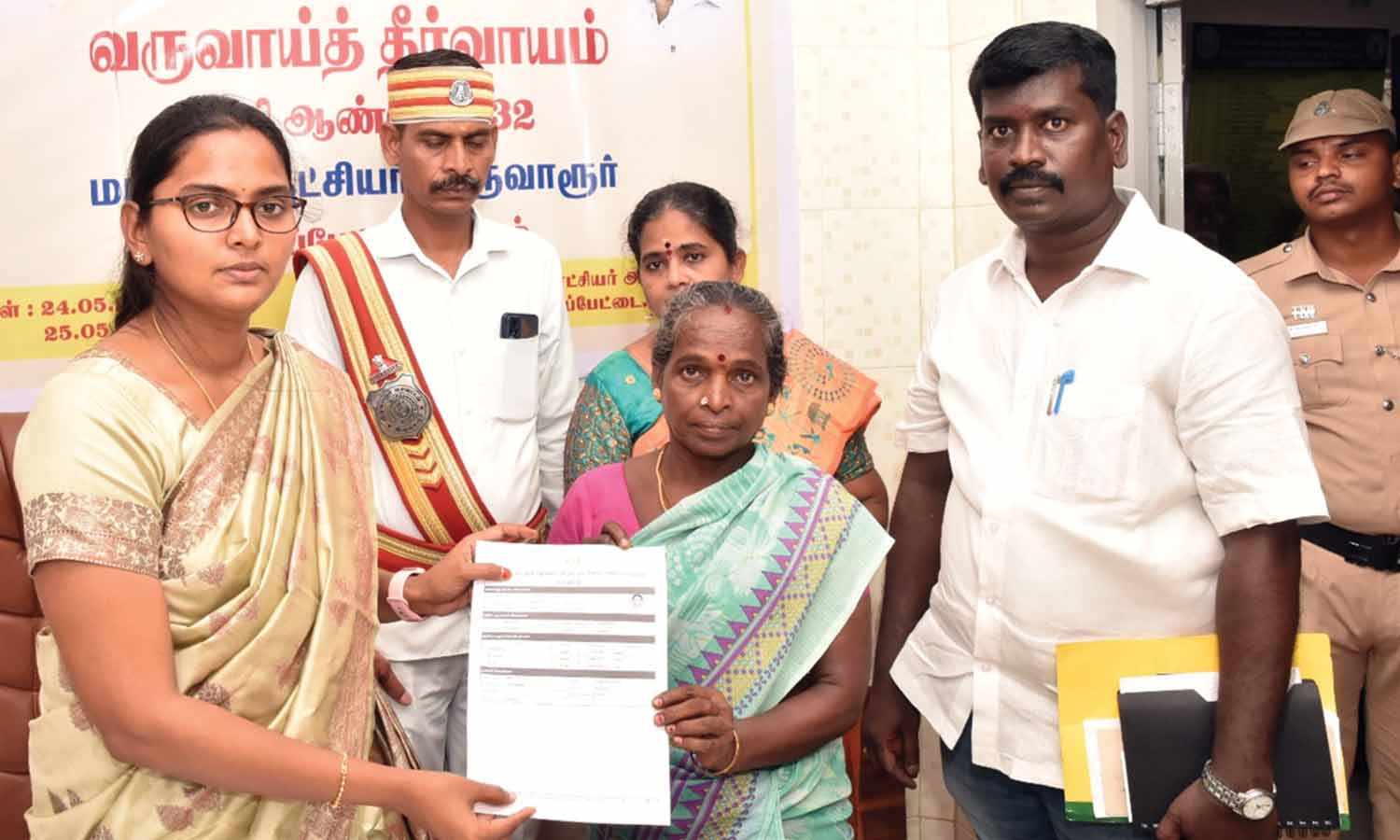 2 பயனாளிகளுக்கு மின்னணு குடும்ப அட்டை- கலெக்டர் வழங்கினார்